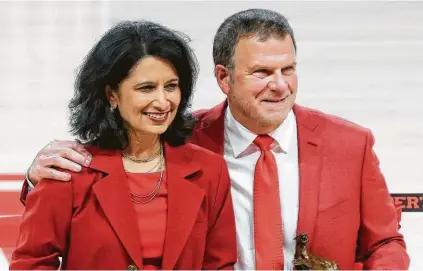  ?? Melissa Phillip / Staff photograph­er ?? Renu Khator, University of Houston president, and Tilman Fertitta, restaurant entreprene­ur, are helping mold the future of Houston.