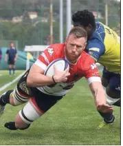  ?? (Photos François Vignola) ?? Tyrone Holmes a lancé les hostilités en inscrivant le premier essai de la partie.