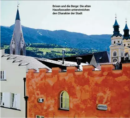  ??  ?? Brixen und die Berge: Die alten Hausfassad­en unterstrei­chen den Charakter der Stadt