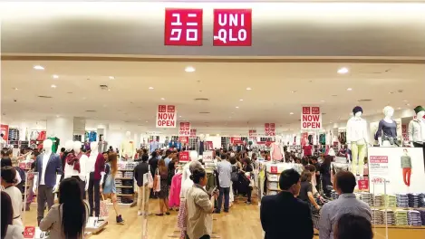  ??  ?? FIRST BRANCH. After years of waiting, shoppers flock to Uniqlo’s first store in Cebu. The Japanese clothing retailer is planning 10 more branches in the next five years.