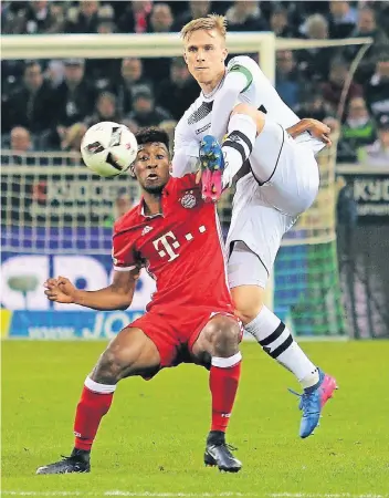  ?? FOTO: DIRK PÄFFGEN ?? Borussias Linksverte­idiger Oscar Wendt (rechts) hatte Bayern Münchens Akteure, in diesem Fall David Alaba, weitestgeh­end im Griff.