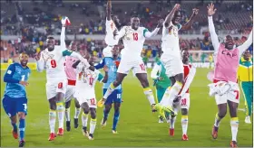  ??  ?? Les Sénégalais manifesten­t leur joie