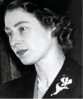  ??  ?? Looks familiar: The 25-year-old Queen returns home after the death of her father, wearing the brooch David Charles presented to her
