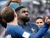  ??  ?? Umtiti a célébré son but face aux Belges d’une drôle de manière. Hier, il n’a pas tenu à l’expliquer. (AFP) Est-ce que la défense est l’atout n° de la France ?