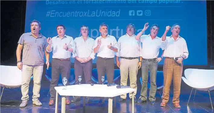  ?? TÉLAM ?? Canto. Santa María, Arroyo, Fernández, Filmus, Navarro, Rossi y Solá en el encuentro de ayer para intentar reconstrui­r el PJ. Terminaron cantando la marcha peronista.