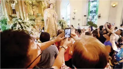  ?? SUNSTAR FOTO / ALAN TANGCAWAN ?? FEAST OF THE VIRGIN MARY. Marian devotees flock to take a photo of the image of the Virgin Mary inside the Cebu Metropolit­an Cathedral. Saturday, Dec. 8, marks the feast of the Immaculate Conception.