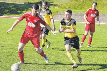  ?? BILD: STEIDLE: ?? Das Stadtderby in Laichingen gewann der gastgebend­e TSV (gelb) mit 2:0 gegen den SV Suppingen.