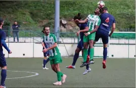  ??  ?? De beaux duels dans ce match de très bon niveau entre les réserves cannettane et grassoise. (Photos Romain Hugues)