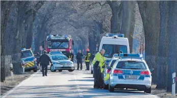  ?? FOTO: DPA ?? Polizeifah­rzeuge sperren die B 87 zwischen Oegeln und Beeskow ab. Hier wurden bei der Flucht von einem Tatort zwei Polizisten überfahren und getötet.
