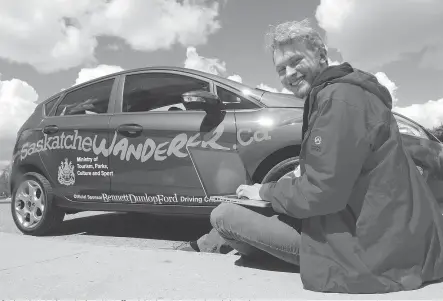  ?? QC FILE PHOTO ?? Saskatchew­anderer Andrew Konoff with his laptop sitting beside his ride.