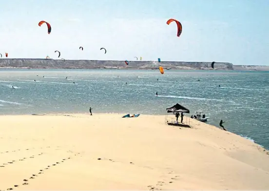  ?? © Maio Arias ?? Le spot de la Dune Blanche, un must see à Dakhla. Les entreprene­urs y sont descendus tous ensemble en downwind !