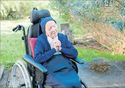  ?? NICOLAS TUCAT / AFP ?? Lucile Randon (sor André) rezando, ayer, en el jardín de la residencia de ancianos de Toulon donde vive