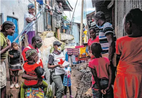  ?? FOTOS: PATRICK MEINHARDT/AFP/PRIVAT ?? In Städten wie Nairobi hilft das Kenianisch­e Rote Kreuz. Die Landbevölk­erung wie in Vipingo ist hingegen auf sich gestellt.