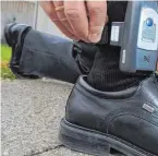  ??  ?? Mit elektronis­chen Fußfesseln wie dieser könntten in Baden-Württember­g bald islamistis­che Gefährder überwacht werden. Dazu wurde das s Polizeiges­etz des Landes geändert.
