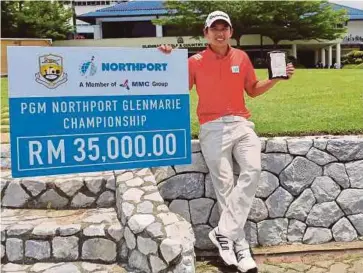  ??  ?? Ben Leong shows off the trophy and mock cheque after wining the PGM Championsh­ip yesterday.