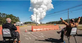  ?? Robert Markowitz / NASA/AFP via Getty Images ?? Acting NASA Administra­tor Steve Jurczyk, left, and Rick Gilbrech, director of NASA’s Stennis Space Center, watch the Space Launch System’s core stage test on Thursday.