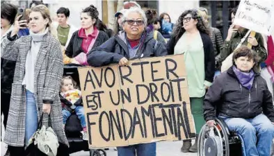  ?? BOB EDME / AP ?? Derecho Una mujer defiende el derecho al aborto en una manifestac­ión en el sur de Francia, en 2023. -