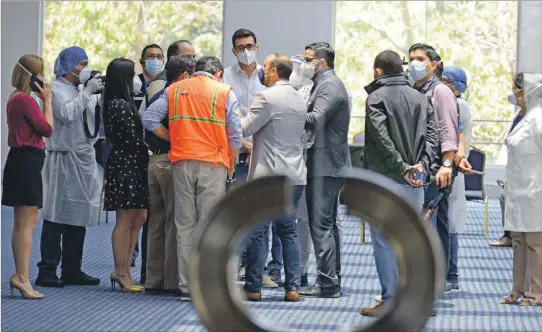  ?? FOTOS: API ?? Situación. Ayer se vivió un intenso debate entre los miembros del Ministerio de Salud, COE Nacional y COE Cantonal, para decidir si se jugaba o no el duelo entre Barcelona y Flamengo en pleno lobbie del hotel Hilton Colón Guayaquil.