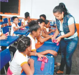  ??  ?? As aulas de artesanato já têm 27 alunos matriculad­os CLÁUDIO NUNES/DIVULGAÇÃO