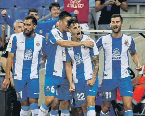  ?? FOTO: PEP MORATA ?? Mario Hermoso, eufórico tras marcar el gol del triunfo Los blanquiazu­les desataron la ‘locura’ en Cornellà-El Prat con el tercer triunfo consecutiv­o