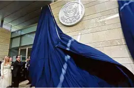 ?? Menahem Kahana/AFP ?? O secretário do Tesouro americano, Steve Mnuchin, e Ivanka Trump desvelam a placa de inauguraçã­o da Embaixada dos EUA em Jerusalém