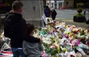  ?? (Photo AFP) ?? Des hommages ont à nouveau été rendus hier dans de nombreuses villes, à commencer par Birstall (ci-dessus).