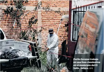  ?? /EFE ?? Perito forense trabaja en una fosa clandestin­a en el municipio del El Salto, Jalisco.