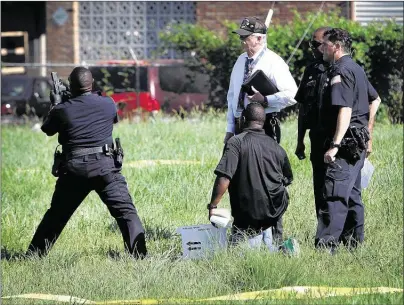  ?? PHOTOS BY MIKE BROWN/THE COMMERCIAL APPEAL ?? Memphis police officers and investigat­ors recover a handgun from a field on the 4600 block of Cottonwood near the scene where officer Sean Bolton was shot and killed during a traffic stop in Parkway Village.