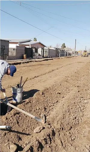  ??  ?? uNo DE los trabajador­es realizando labores de reparación