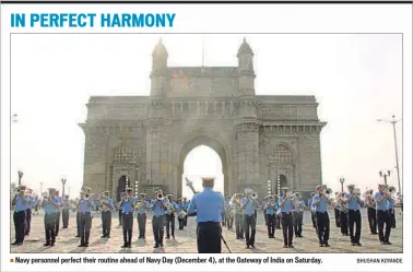  ?? BHUSHAN KOYANDE ?? Navy personnel perfect their routine ahead of Navy Day (December 4), at the Gateway of India on Saturday.