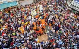  ?? — PTI ?? Devotees form a human pyramid as they try to break traditiona­l Dahi Handi on the occasion of Janamshtam­i festival in Jammu on Saturday.