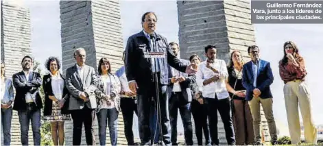  ?? EL PERIÓDICO ?? Guillermo Fernández Vara, junto a los líderes de las principale­s ciudades.