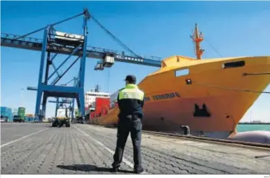  ?? D.C. ?? Un policía portuario vigila en la zona de la terminal de contenedor­es de Concasa.