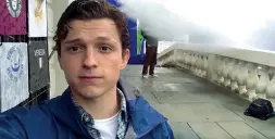  ??  ?? L’onda nella finta Venezia L’attore Tom Holland nel video caricato su internet