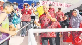  ?? ?? SIMBOLIK: Ting menyalakan obor bagi merasmikan Sukan Olahraga MSSR Daerah Miri Ke-37 di Stadium Miri, semalam.