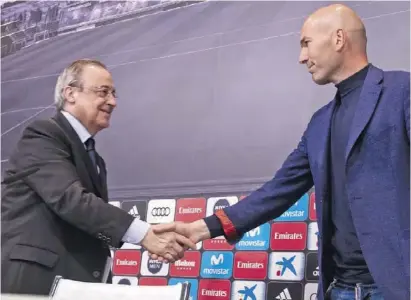  ?? Foto: Borja B. Hojas/dpa ?? Lässt mit seinem Rücktritt Real-Präsident Perez perplex zurück: Zinedine Zidane.