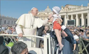  ??  ?? El papa Francisco saluda a una niña después de celebrar su audiencia general semanal en la Plaza de San Pedro, en Ciudad del Vaticano
