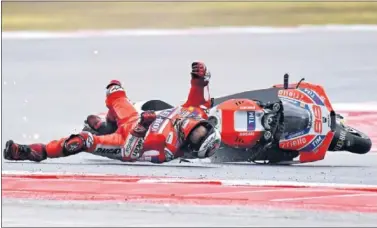  ??  ?? IBA LÍDER. Lorenzo se fue al suelo cuando encabezaba el GP de San Marino con 5 segundos de renta.