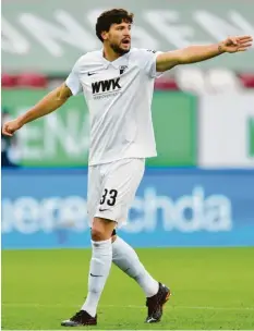  ?? Foto: Witters ?? Tobias Strobl möchte im Mittelfeld des FC Augsburg mehr und mehr die Fäden zie‰ hen. Dabei konkurrier­t er mit Rani Khedira und Carlos Gruezo.