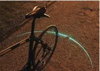  ?? GIZMAG ?? INOVATIF: Lampu belakang The Blinkers bisa menunjukka­n tanda area aman di jalanan saat gowes malam.