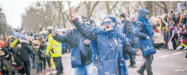  ?? RP-FOTOS (3): ANDREAS BRETZ ?? Die Büdericher Karnevalis­ten waren mit Gesellscha­ftswagen und zu Fuß Teil des jecken Treibens im Düsseldorf­er Rosenmonta­gszug.