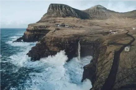  ??  ?? 1 1. Favoriete bestemming: “De Faeröereil­anden met hun hoge kliffen, watervalle­n en mooie dorpjes. Ik ben er nu drie keer geweest en hebt nog steeds het gevoel dat ik niet alles gezien heb.”