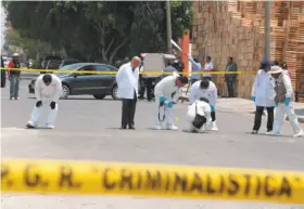  ?? Jose Castanares / AFP / Getty Images ?? Forensic experts search for evidence Thursday at the site where Mexican army soldiers are believed to have executed a suspected thief in Palmarito.