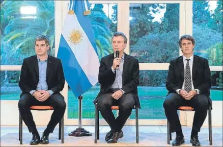 ?? NOTICIAS ARGENTINAS / AFP ?? El jefe de gabinete, Marcos Peña, el presidente Macri y el ministro de Hacienda, Alfonso Prat-Gay