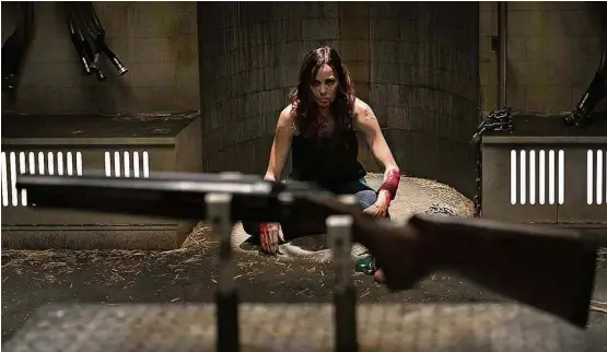  ??  ?? Laura Vandervoor­t como Anna, uma das vítimas aprisionad­as para jogos de torturas e assassinat­os em ‘Jigsaw’, oitavo filme da franquia ‘Jogos Mortais’