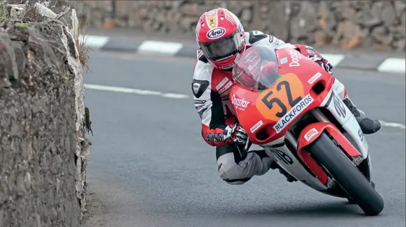  ??  ?? James Cowton rounds Iron Gate on his way to recording a fifth successive win in the Junior Superbike Post-classic race. The Driffield rider suffered fatal injuries in a crash during the final day of racing in the Southern 100 on the same course in July.