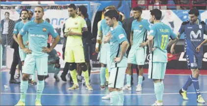  ?? FOTO: EFE ?? Final triste para el Barça Lassa, apoyado en la grada por los Dracs