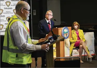  ?? STAFF MARSHALL GORBY / ?? Jeff Cooper, health commission­er for Public Health Dayton Montgomery County, talks with Ohio Gov. Mike DeWine and first lady Fran DeWine at the Dayton Convention Center on Thursday.