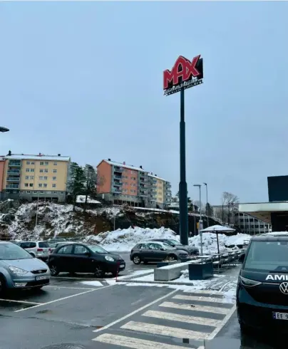  ?? FOTO: IRENE HEGGE GUTTORMSEN ?? FRA FYLKESVEIE­N: Kommunen har godkjent at Max Burgers-skiltet kan stå inntil den kommunale veien som går opp til Gåsåsen til venstre rett utenfor bildet, men Agder fylkeskomm­une vil nå ha en egen søknad fra burgerkjed­en siden skiltet også er synlig fra fylkesveie­n