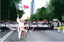  ??  ?? López Obrador encabezó la marcha del silencio en 2005 en la capital del país, en la que reunió a un millón 200 mil personas, según la SSPCDMX.